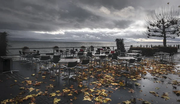 Őszi táj, elesett levelek és éttermi terasz — Stock Fotó