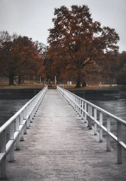 Most nad vodou a podzimním přírodou — Stock fotografie