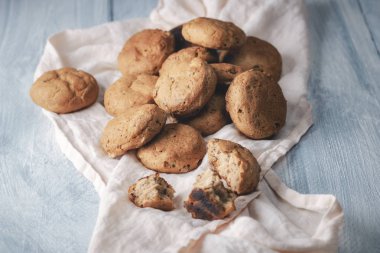 Bir havlu üzerinde kahvaltı sıcak çörekler. Yakın çekim çavdar ekmeği
