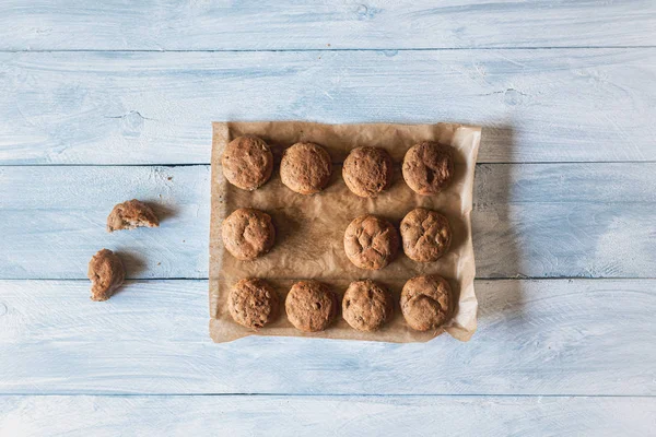Ржаные булочки с орехами на бумаге. Плоская укладка здоровой пищи — стоковое фото