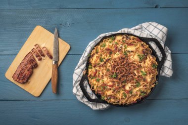Pastırma ve kızarmış soğan ile Alman spaetzle
