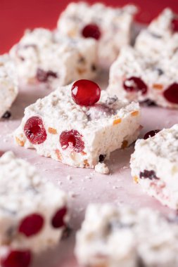 Kurutulmuş kiraz ile Beyaz Noel pastası. Yakın çekim Avustralya de