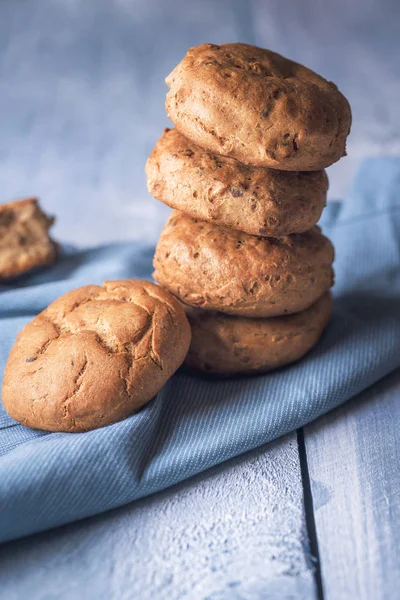 Ekmek çörekleri bir yığın halinde. Ev yapımı çavdar ekmeği