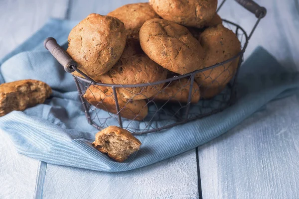 Demir sepette çavdar ekmeği. Taze pişmiş ekmek