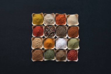 Siyah masa üzerinde baharatlar ve otlar