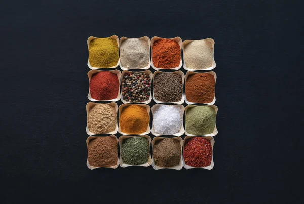 Siyah masa üzerinde baharatlar ve otlar