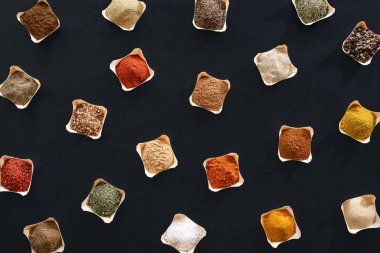 Baharatlar ve otlar arka plan. Çeşniler ve tatlar