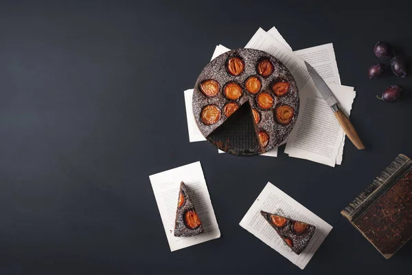 Tarta de chocolate con ciruelas. Postre de otoño — Foto de Stock