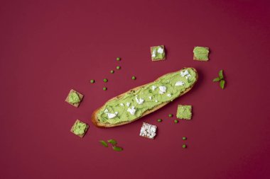 Kızarmış ekmek ve kraker üzerine yeşil humus