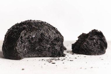 Siyah ekmek çörek yakın çekim. Mürekkep kalamar ekmek