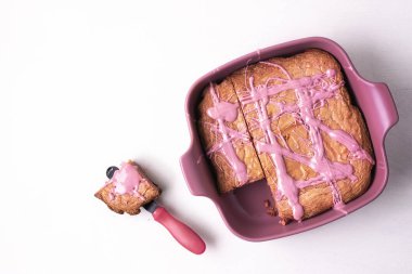 Pembe tepside yakut çikolatalı kek ve ayrılmış bir dilim