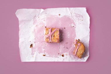 Dilim pembe brownie ve tüm pasta izleri