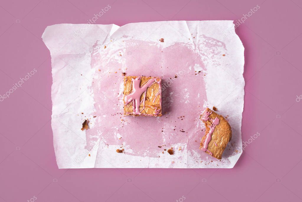 Slice of pink brownie and traces of the whole cake