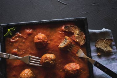 Ev yapımı köfte ve domates sosu. İki kişilik akşam yemeği