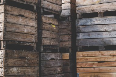 Açık depolama alanında ahşap mal konteynerleri