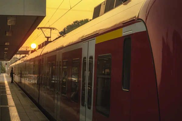 Train au lever du soleil dans la gare. Train de voyageurs allemand — Photo