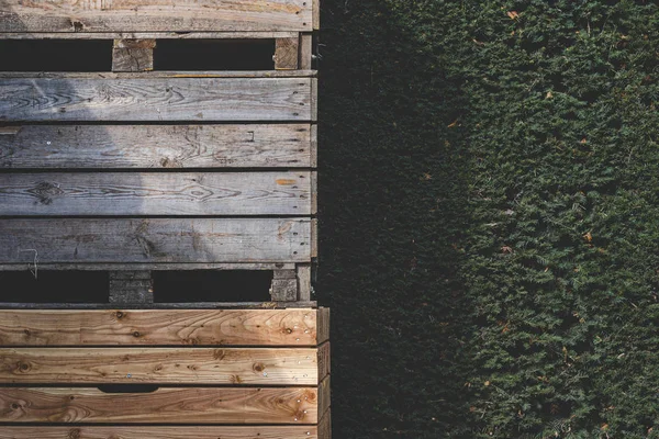木製の収納箱は屋外です。商業木箱保管 — ストック写真
