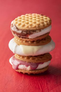 Smores çeşitli erimiş çikolata ile yığını. Renkli smores