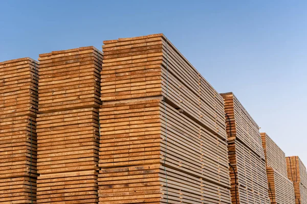 Tableros de madera apila al aire libre. Industria maderera. Madera aserrada —  Fotos de Stock