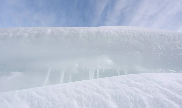 Branco limpa snowdrifts e icicles close-up. Pilha de neve — Fotografia de Stock