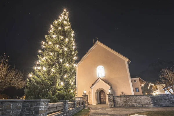 Christmas tree and lights in Austrian village at night — Stock Photo, Image