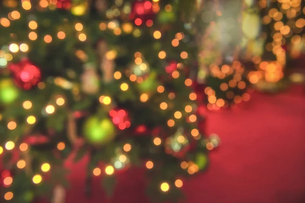 Χριστουγεννιάτικο δέντρο φώτα αποεπικεντρώθηκε φόντο. Χριστουγεννιάτικο σκηνικό — Φωτογραφία Αρχείου