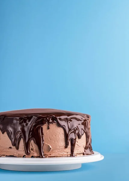 Gâteau d'anniversaire avec glaçage chocolat goutte à goutte — Photo