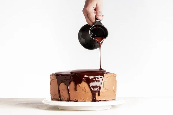 Verser le chocolat sur le gâteau en couches. Chocolat fondu dégoulinant — Photo