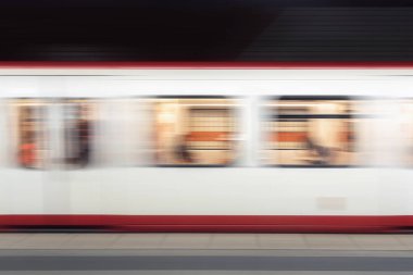 Metro treni hareket ediyor. Odaklanamayan seyahat treni arkaplanı