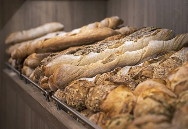 Разнообразие хлеба на полке. Свежеиспеченные хлебы — стоковое фото