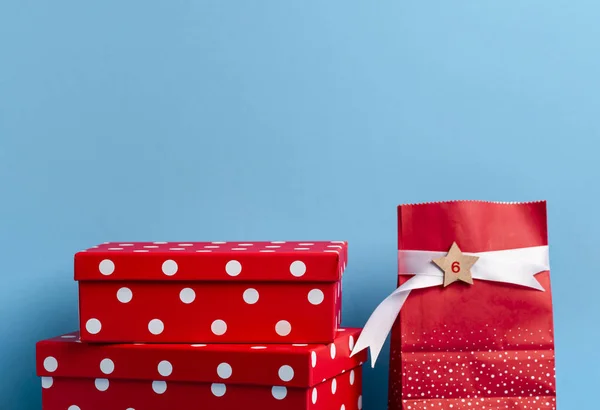 Rode geschenkdozen en papieren zak. Adventskalender. Kerstcadeau — Stockfoto