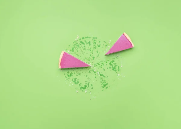 Two pink pie slices on a green table. Last two pie pieces — Stockfoto