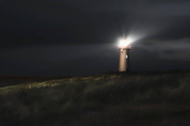 Geceleri Sylt Adası 'nda deniz feneri, Kuzey Denizi' nde, kum tepelerinde