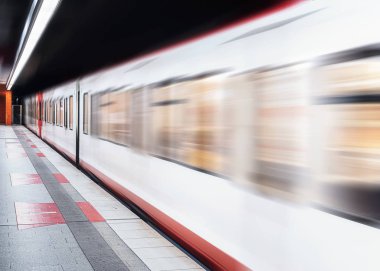 Metro ve boş platform taşınıyor. Yeraltı treni ve istasyonu
