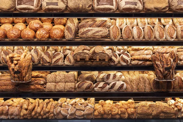 Étagère de boulangerie avec de nombreux types de pain. Savoureux pains allemands — Photo