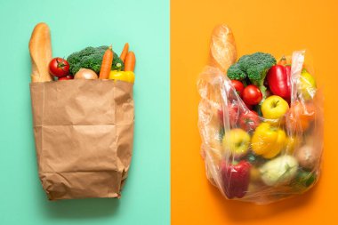 Naylon poşetlerde poşetler ve iki renkli arka planda kağıt torbalarla en iyi manzara. Plastiksiz alışveriş kavramı. Kağıt ve plastik torbalar arasında seçim yapmak.