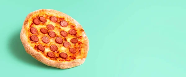 Leckere Hausgemachte Pizza Peperoni Isoliert Auf Mintgrünem Nahtlosem Hintergrund Werbebanner — Stockfoto