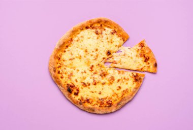 Mor, pürüzsüz arka planda izole edilmiş, tek dilimli ev yapımı peynirli pizza. Erimiş mozarellalı ekstra peynirli pizza..