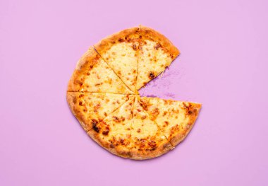 Porsiyonlar halinde dilimlenmiş basit peynirli pizza. Mor bir arka planda izole edilmiş. Ev yapımı mozzarella pizza ve domates sosuyla yatıyordu..
