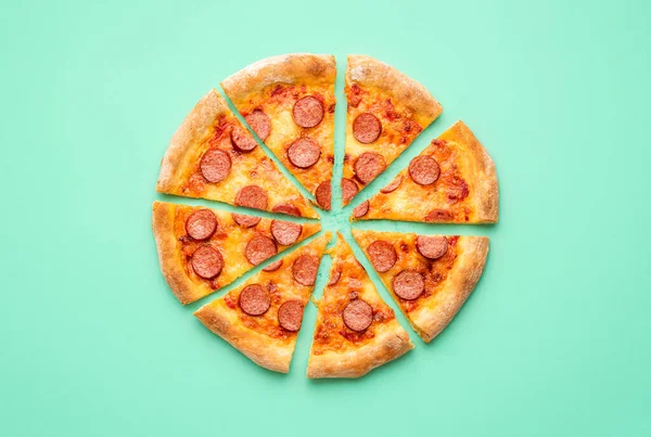 Obere Ansicht Mit Einer Scheiben Geschnittenen Pfefferoni Pizza Isoliert Auf — Stockfoto
