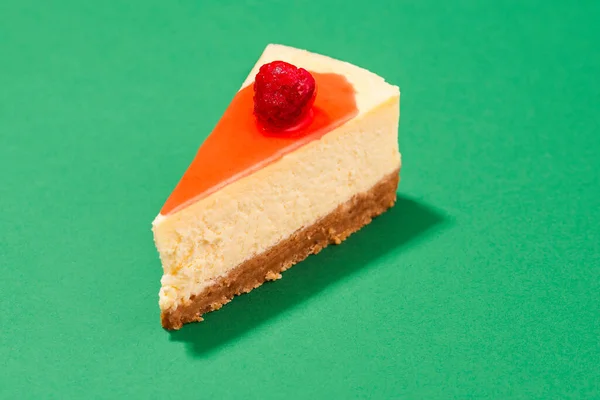 감도는 위에는 라즈베리 크래커 껍질을 곁들인 케이크 조각이 분리되어 케이크 — 스톡 사진