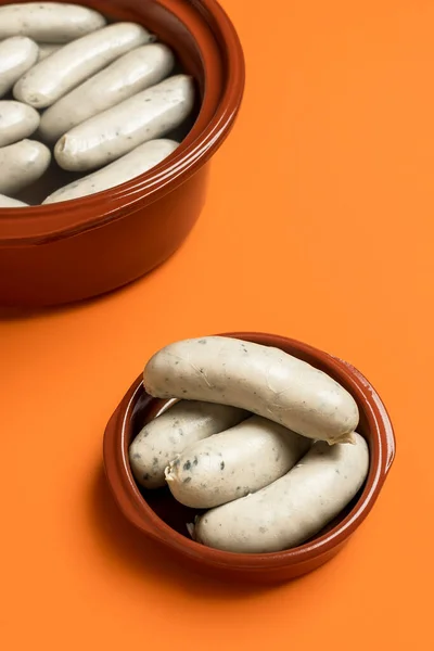 Comer Salchicha Blanca Una Placa Cerámica Sobre Fondo Anaranjado Sin — Foto de Stock