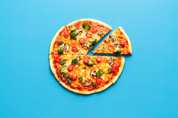 Vegetarische Pizza Isoliert Auf Blauem Hintergrund Aufgeschnittene Pizza Von Oben — Stockfoto