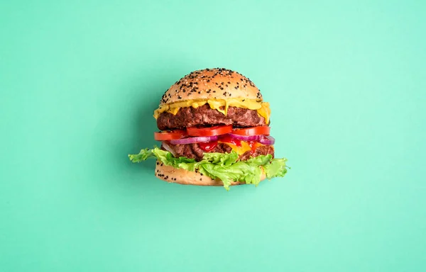 Hamburguesa Casera Con Hamburguesas Dobles Ternera Queso Ensalada Aislada Sobre — Foto de Stock