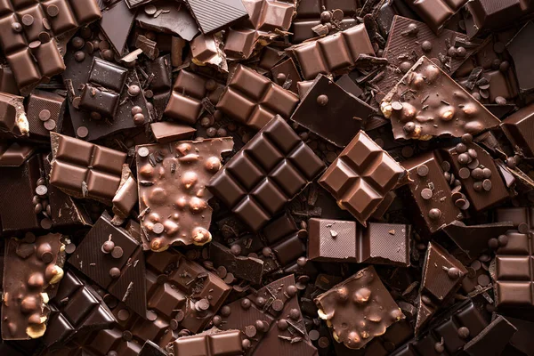 分门别类的巧克力条和块 平平的躺着各种各样的巧克力 美味的可可甜点 烘焙巧克力系列 — 图库照片