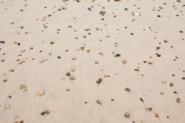 Renkli taşlar üstten görünüm kum plaj üzerinde