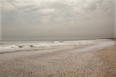 Danimarka'daki Kuzey Denizi kumsalda bulutlu gün