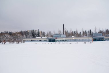 Kouvola, Finlandiya - 2 Aralık 2018, Eskolanmaki okul binası kış.