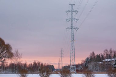 Güç hattı kış akşam Kouvola, Finlandiya.