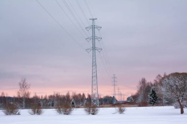 Güç hattı kış akşam Kouvola, Finlandiya.